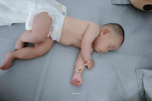 渭南宝宝睡觉爱翻身